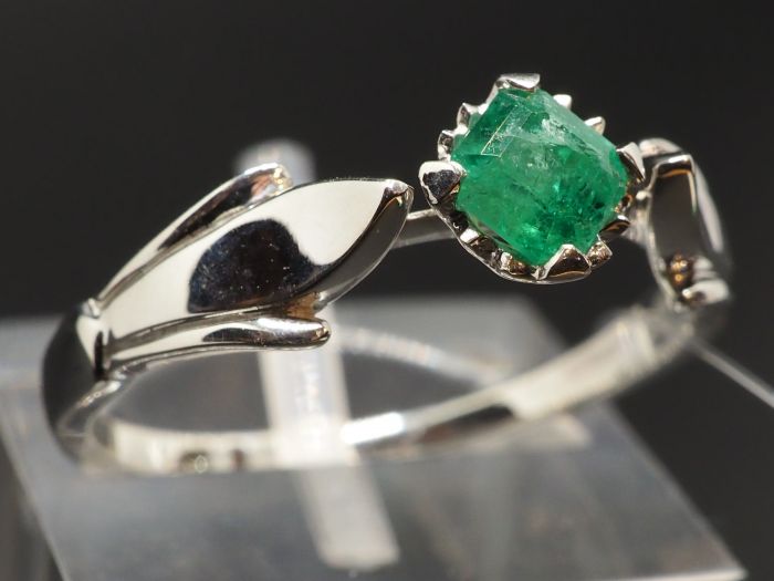 Серебряное кольцо с натуральным изумрудом - 190