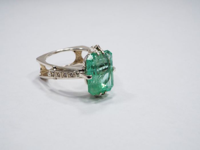Серебряное кольцо с Уральским изумрудом 6.97 карат - 60