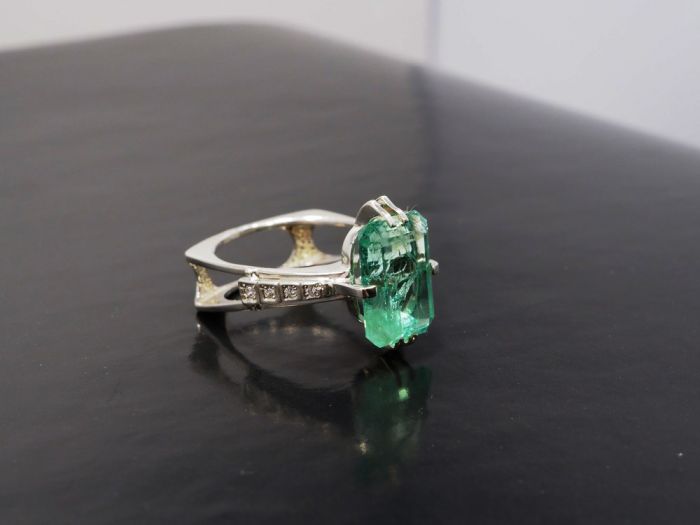 Серебряное кольцо с Уральским изумрудом 6.97 карат - 60
