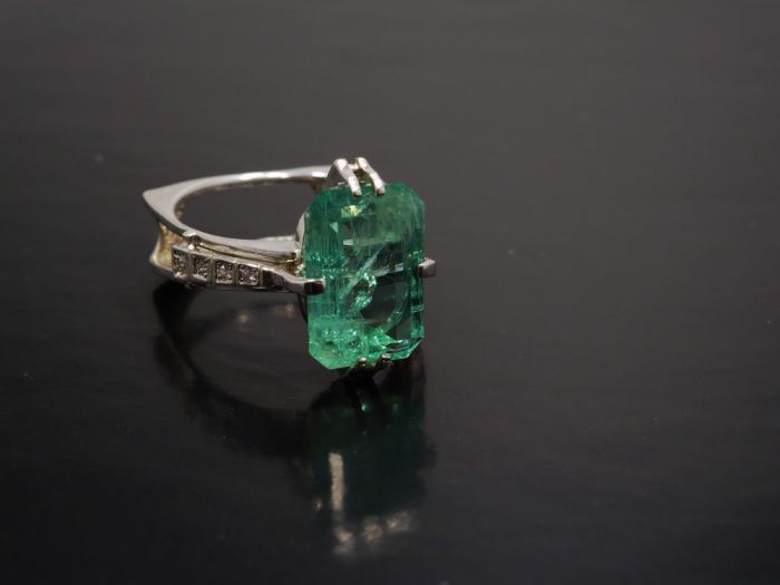 Серебряное кольцо с Уральским изумрудом 6.97 карат - 60