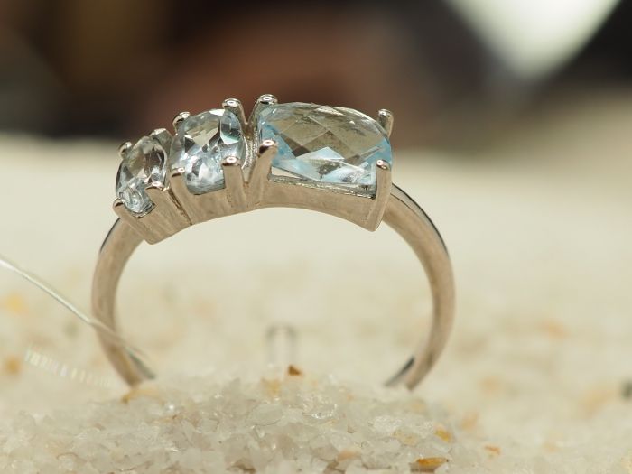 Серебряное кольцо с топазом-327