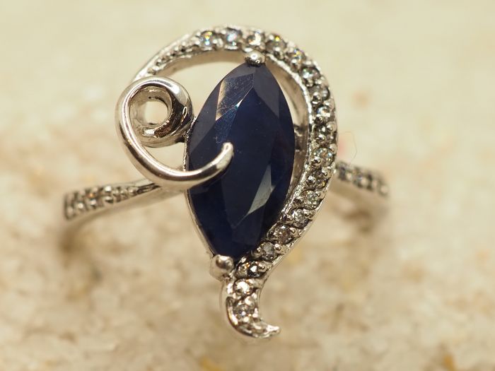 Серебряное кольцо с корундом-475