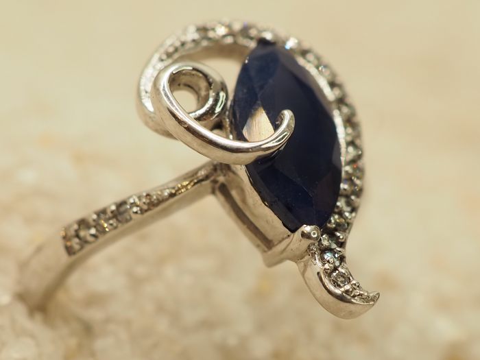 Серебряное кольцо с корундом-475