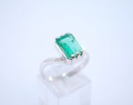 Серебряное кольцо 925 пробы с природным изумрудом 3.26 карат 4/2 - 87
