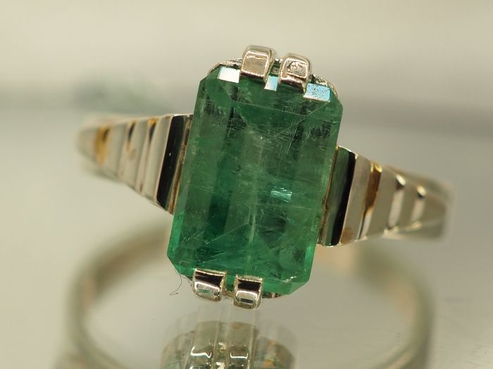 Серебряное кольцо с натуральным изумрудом-709
