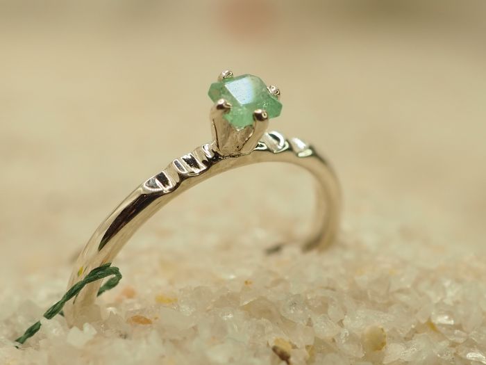 Серебряное кольцо с натуральным бериллом-755